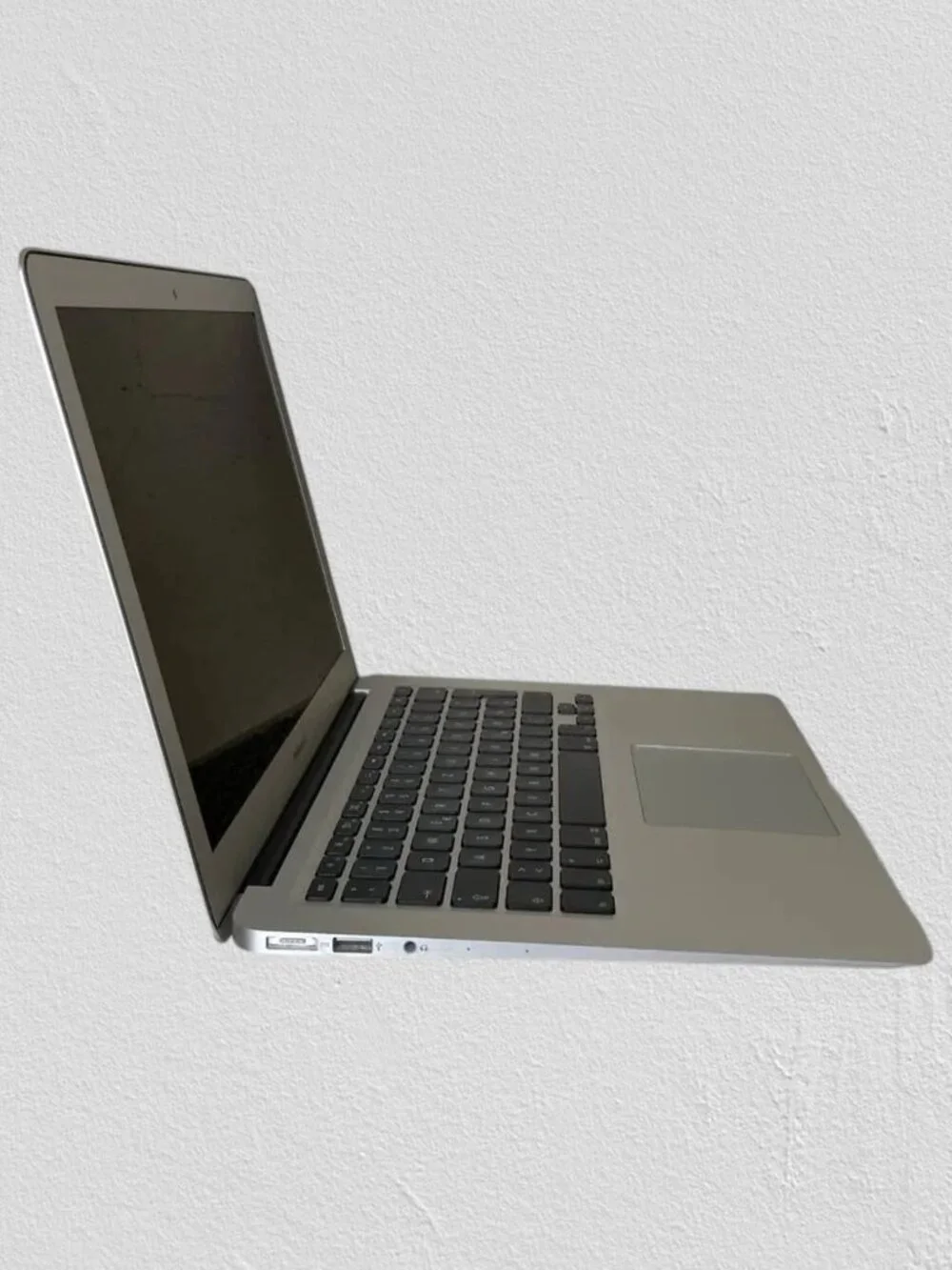 Apple MacBook Air 13.3 in (128GB SSD, Intel Core, 1.6GHz, 4 GB RAM + Charger)